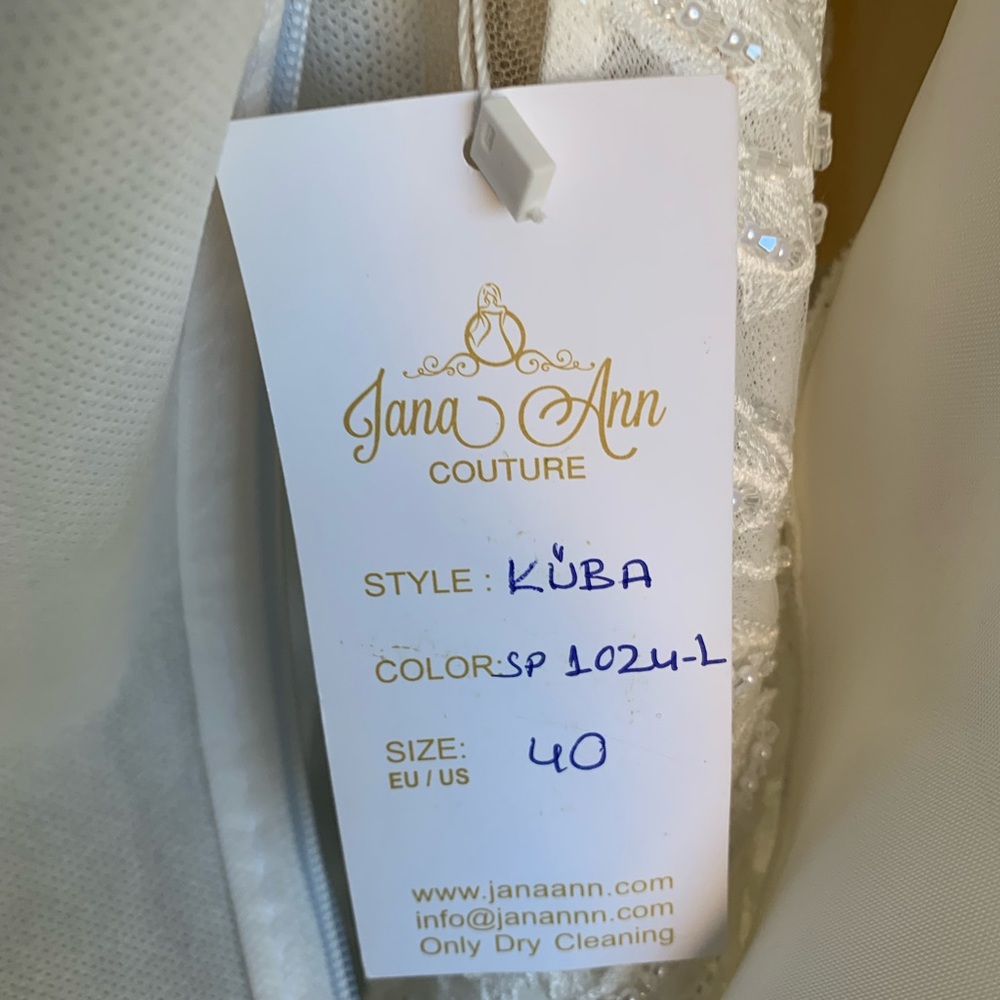 Beautiful Jana Ann Couture Wedding Dress - Picture 7 of 8